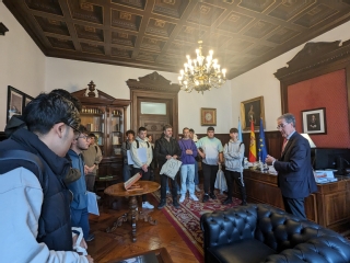 Los estudiantes con el presidente del TSJ de Galicia, José María Gómez y Díaz-Castroverde